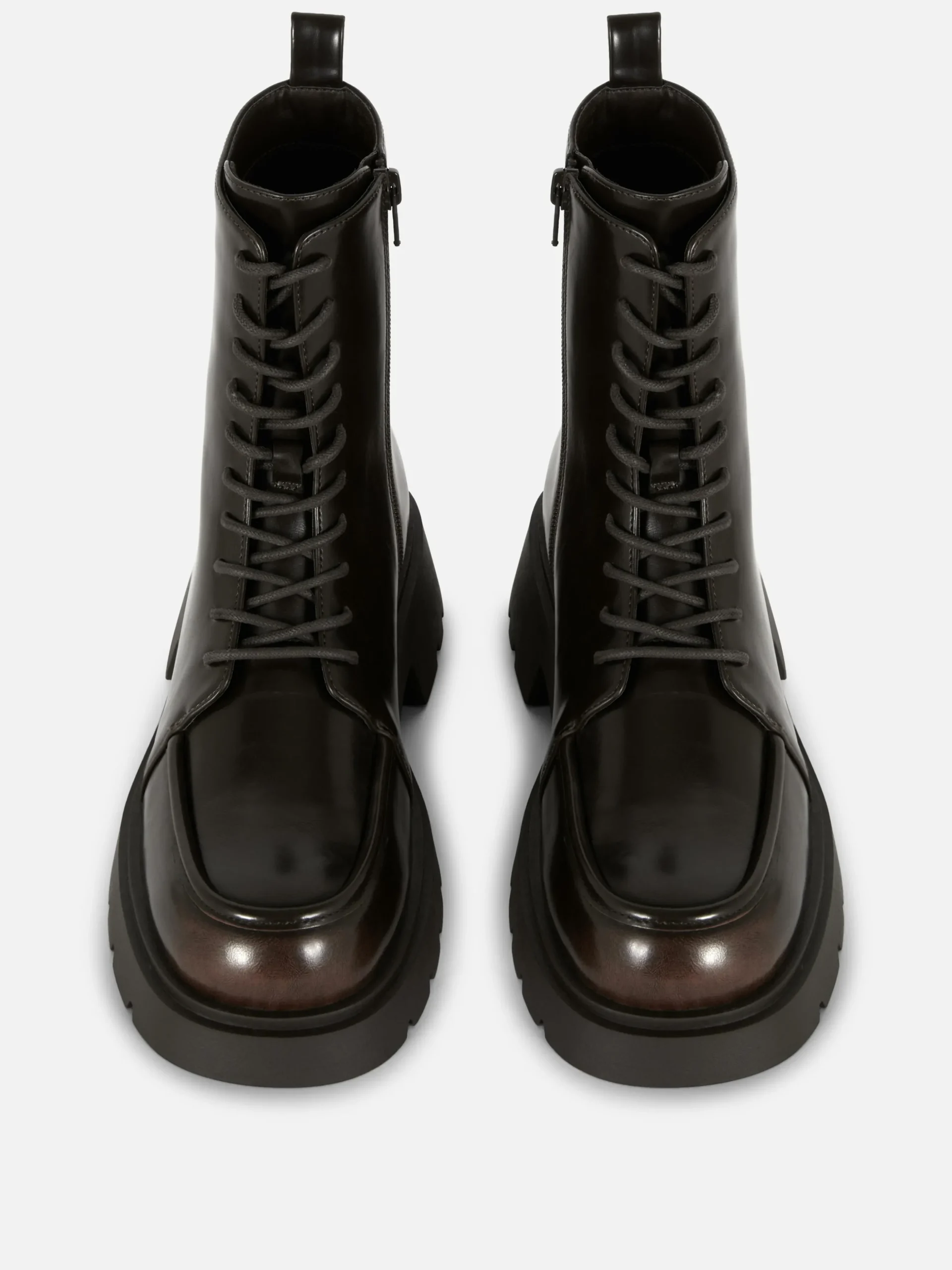 Bottines Lacées Avec Empiècement Sur L'embout