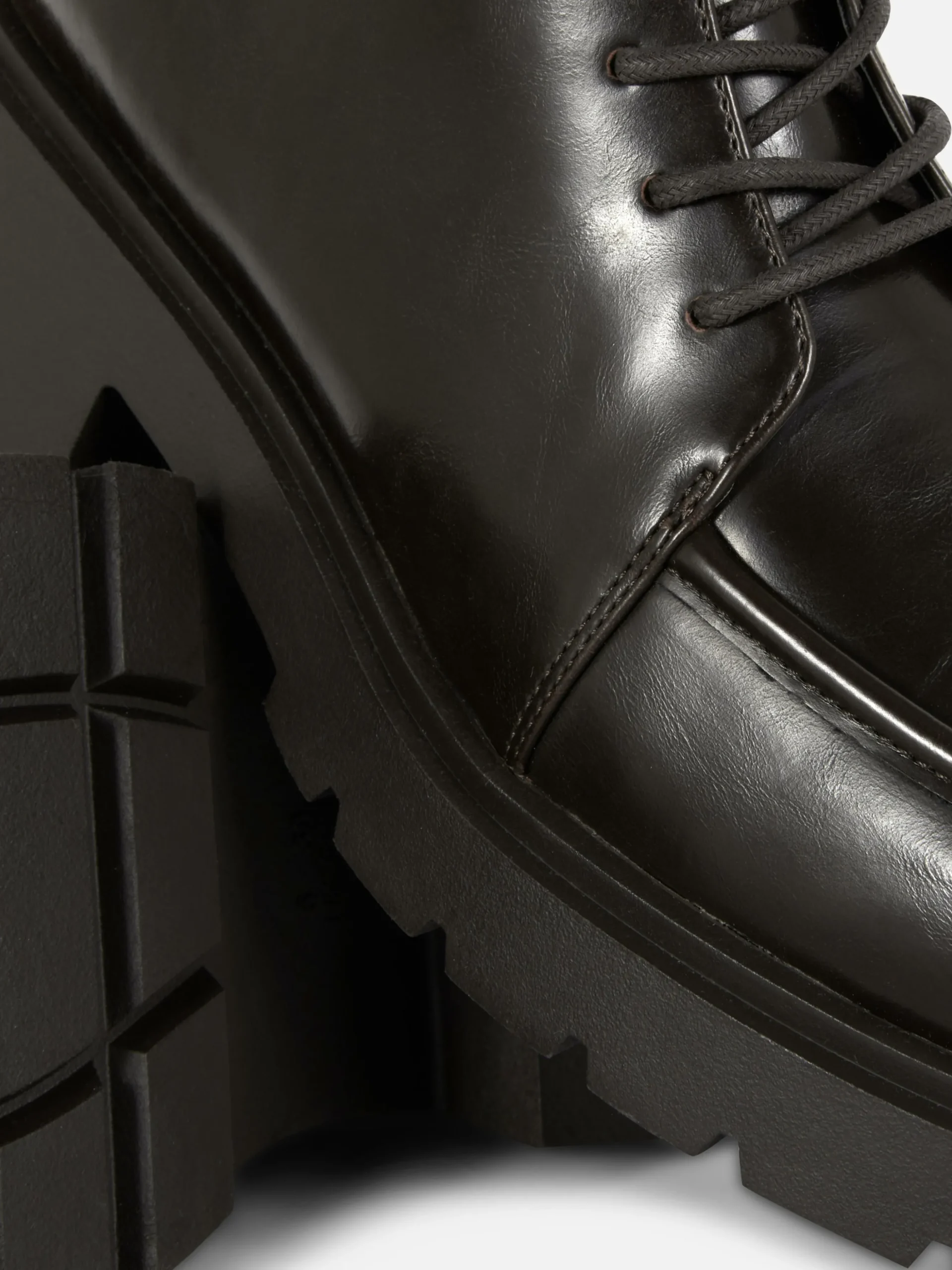 Bottines Lacées Avec Empiècement Sur L'embout