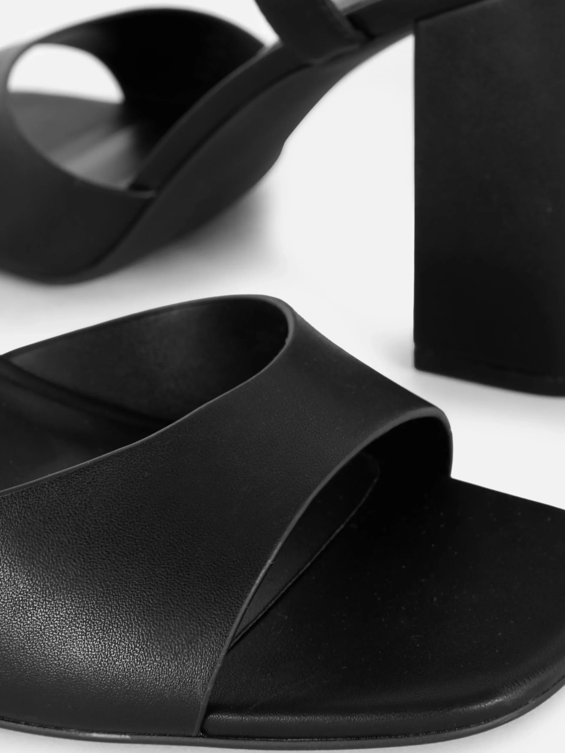 Chaussures à Talons Carrés Et Bride Incurvée Coupe Large