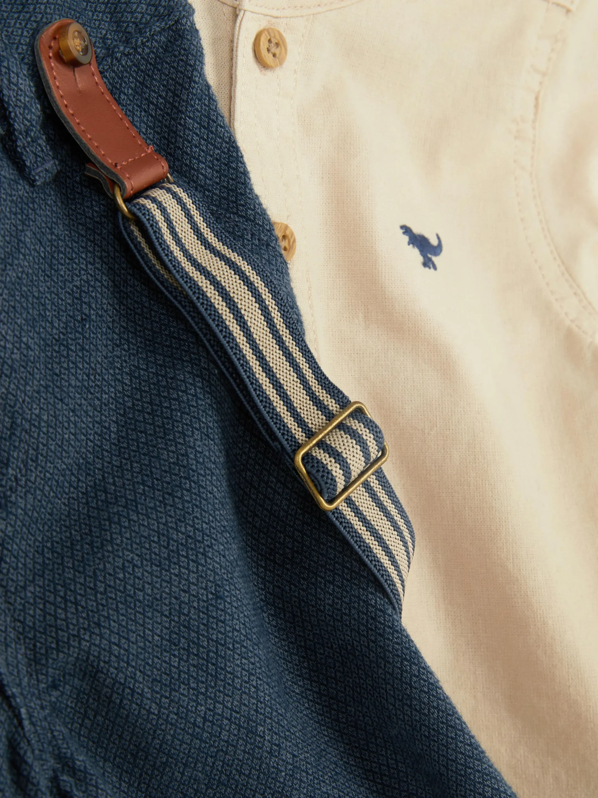 Chemise Boutonnée Et Pantalon Avec Bretelles