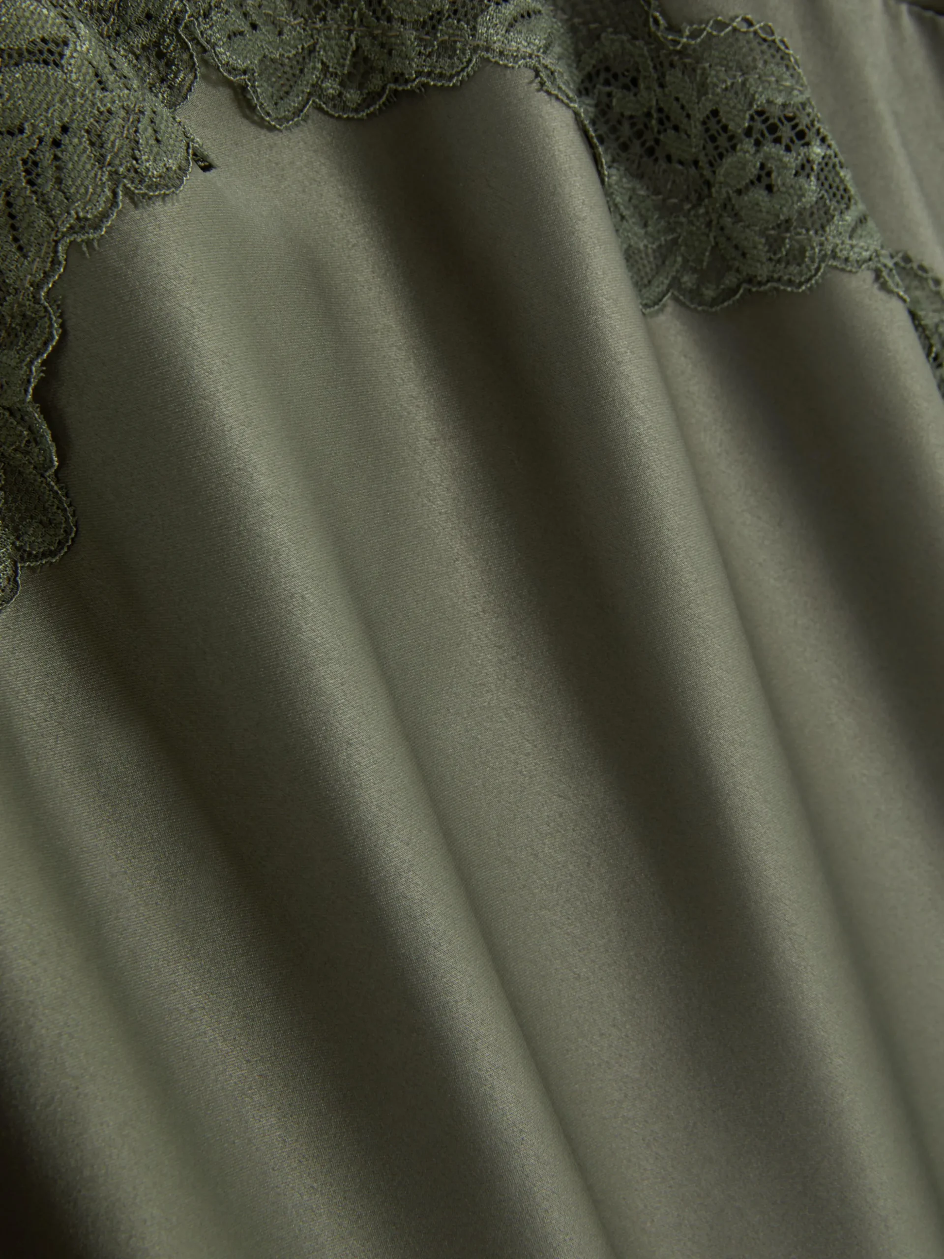 Nuisette Mi-longue En Satin à Finitions En Dentelle