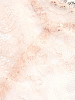 String En Dentelle Festonnée